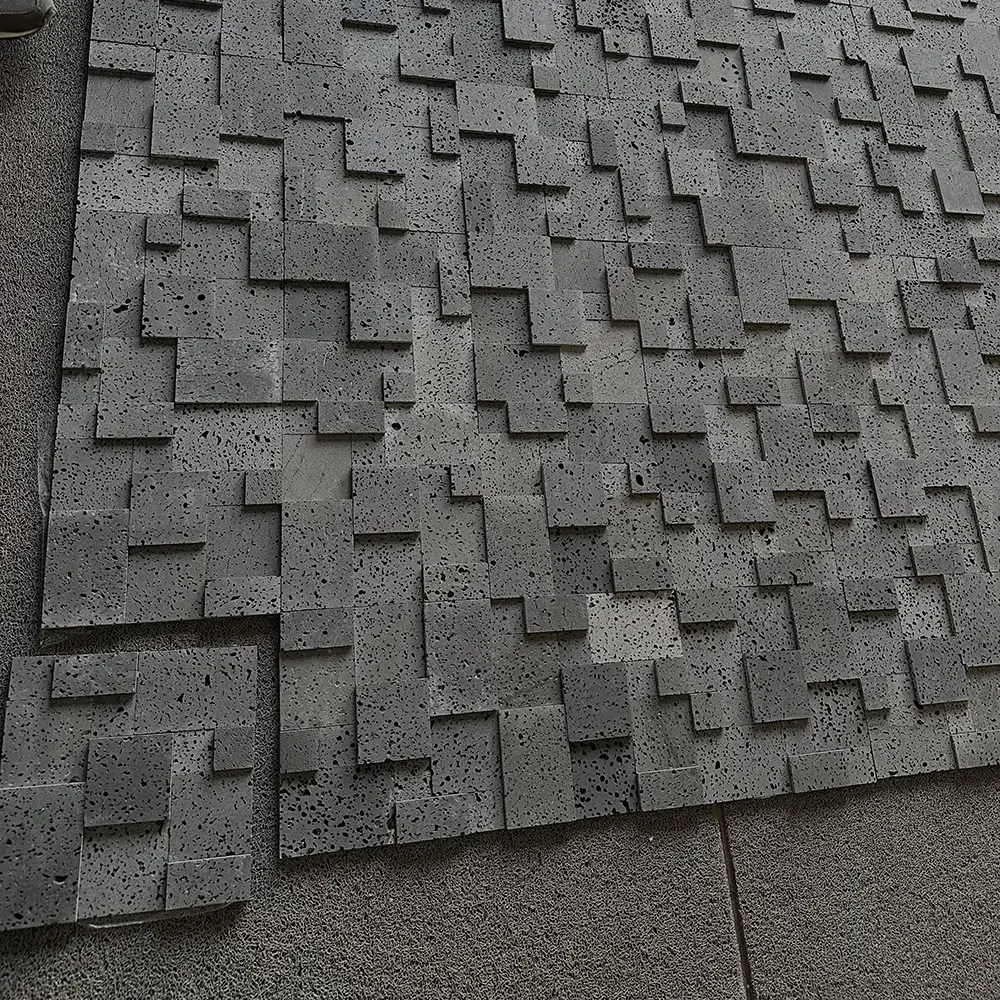 3d-volcanic-rock-wall-tiles-dark-grey-lava-stone-Caron -Stone Rückansicht einer 3D-Vulkanstein-Wandfliese, die das strapazierfähige Glasfasergewebe sowie das ineinandergreifende Z-förmige Design zeigt.