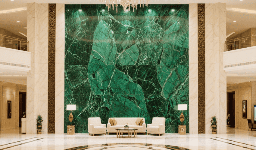 Parete dichiarativa in onice verde nella hall dell'hotel