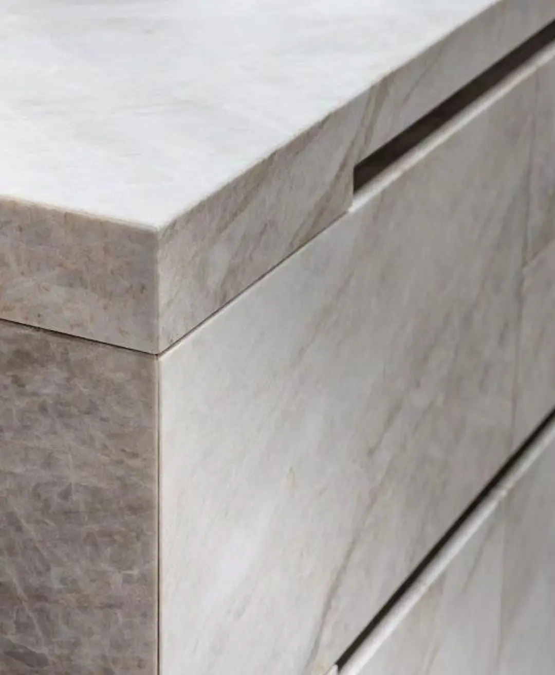 Bespoke Taj Mahal Quartzite Cabinet Digital Vein Matching 자연 골드 무늬가 돋보이는 크리미 화이트 스톤을 책매칭한 맞춤형 타지마할 쿼츠라이트 캐비닛 클로즈업