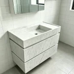 Vaidade Premium em Mármore Branco Carrara com Armário | Piso Apoiado | Caron Stone