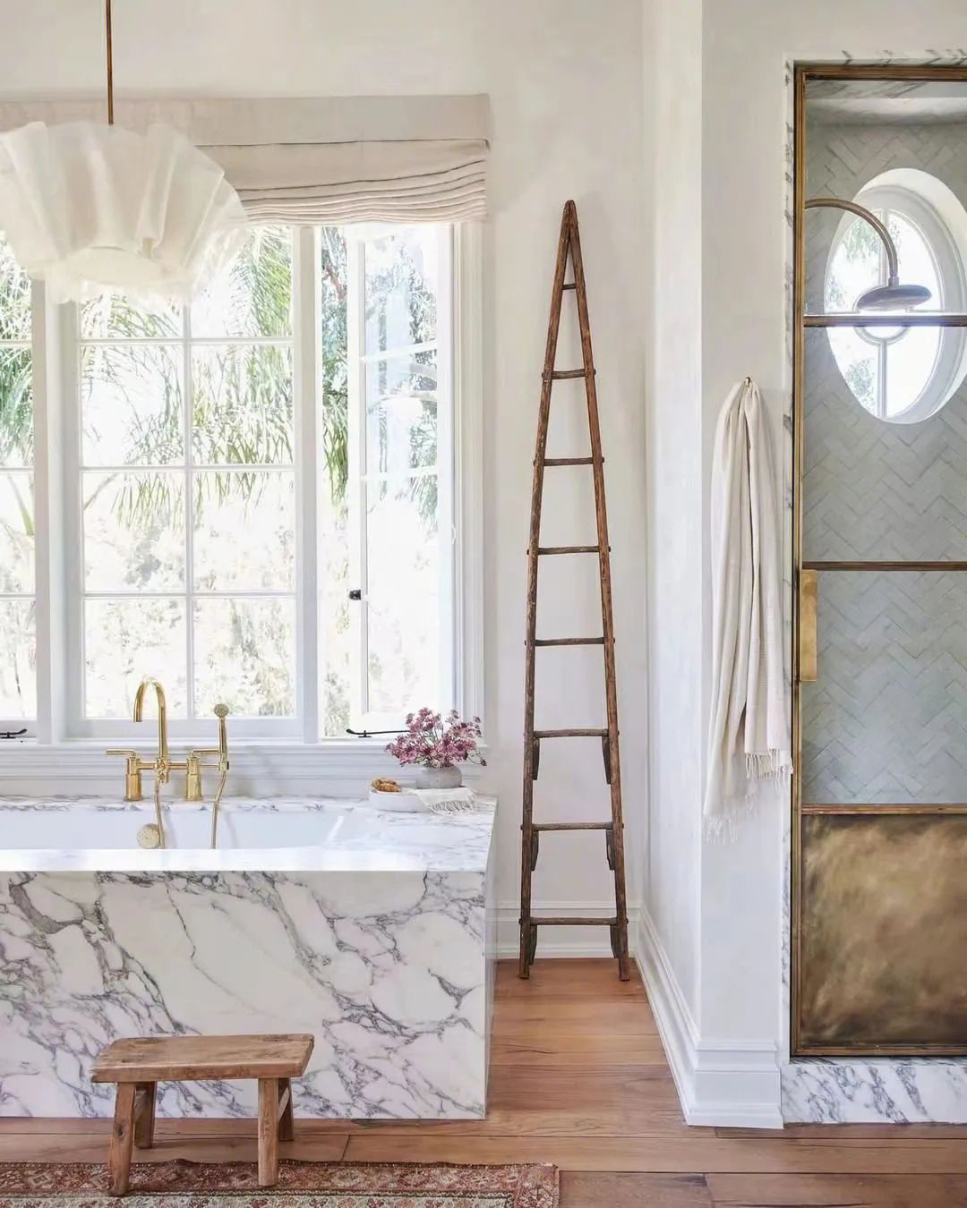 Natural stone bathtub meets smart home for a new experience